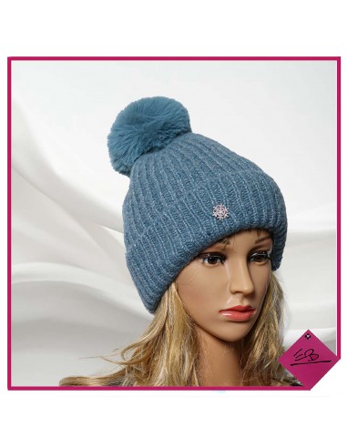 Bonnet BLEU CIEL maille jersey, doublé douillé finition pompon doudou, décor broche flocon strassé amovible