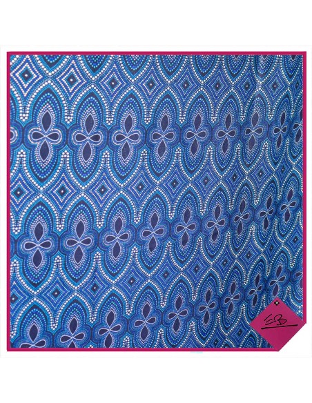 Foulard bleu, motif carré et ovale doré