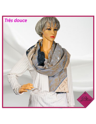 Foulard très doux, à dominance sable