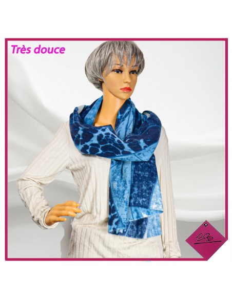 Foulard très doux, à dominance bleu