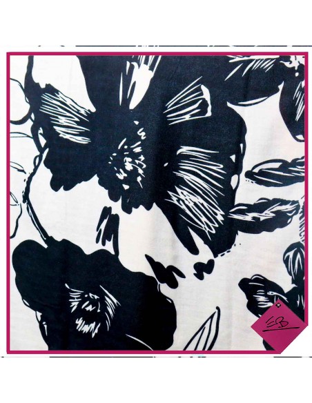 Foulard très doux, écru et noir, motif fleurs